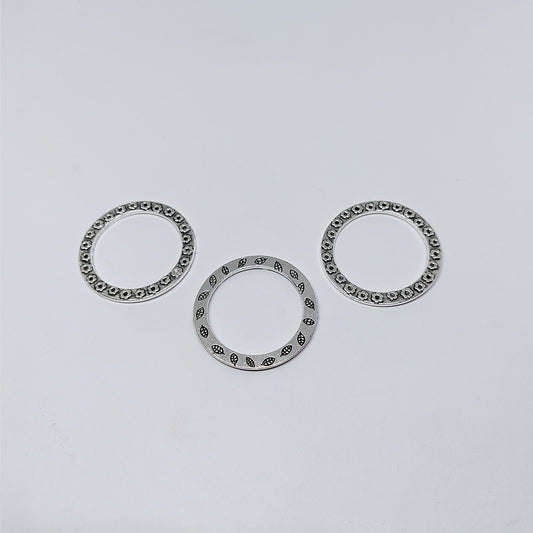Pewter Aro Flores y Hojas 32mm 637/2 – Envejecido