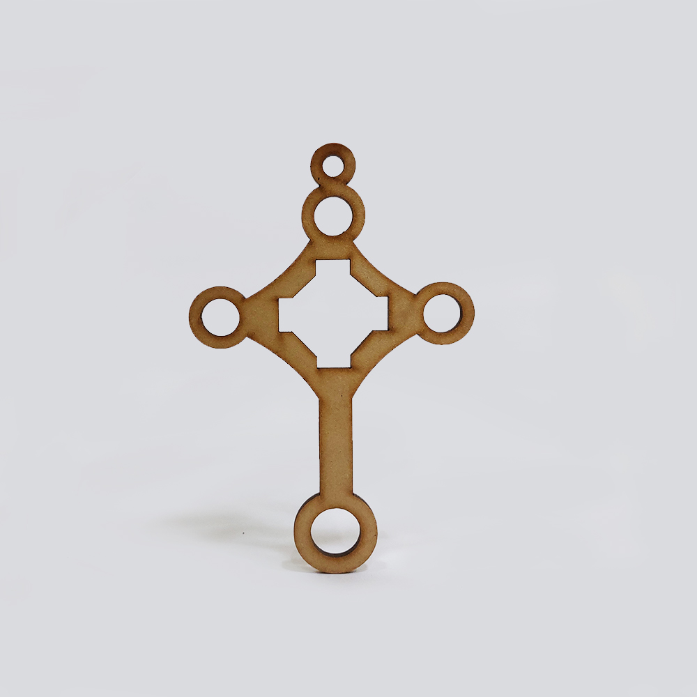 CRUZ SILUETA CON CIRCULOS MDF 15*10CM *3MM 1 ARGOLLA