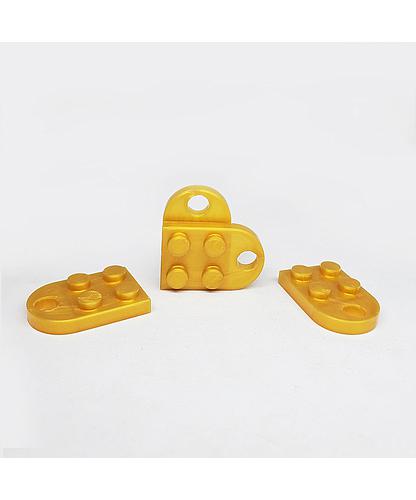 PAR DIJE LEGO PLASTICO DORADO 24*16MM